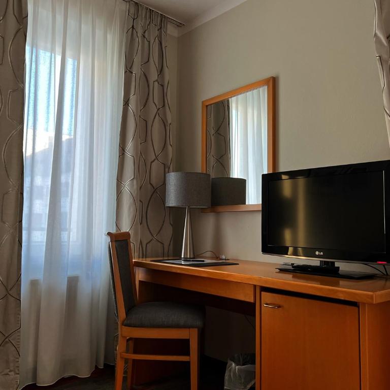 Hotel Prinz - Zimmer mit Queensize-Bett - 3