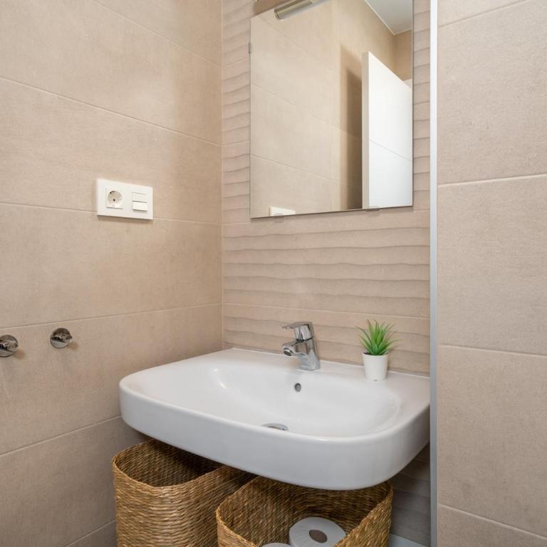 Central Family Lodging by Costarentals - Ref 111 - Two-Bedroom Apartment - 16