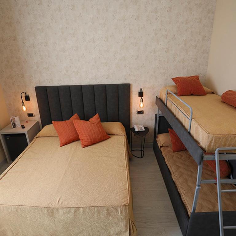Hotel Tirrenia - Camera Familiare - 8
