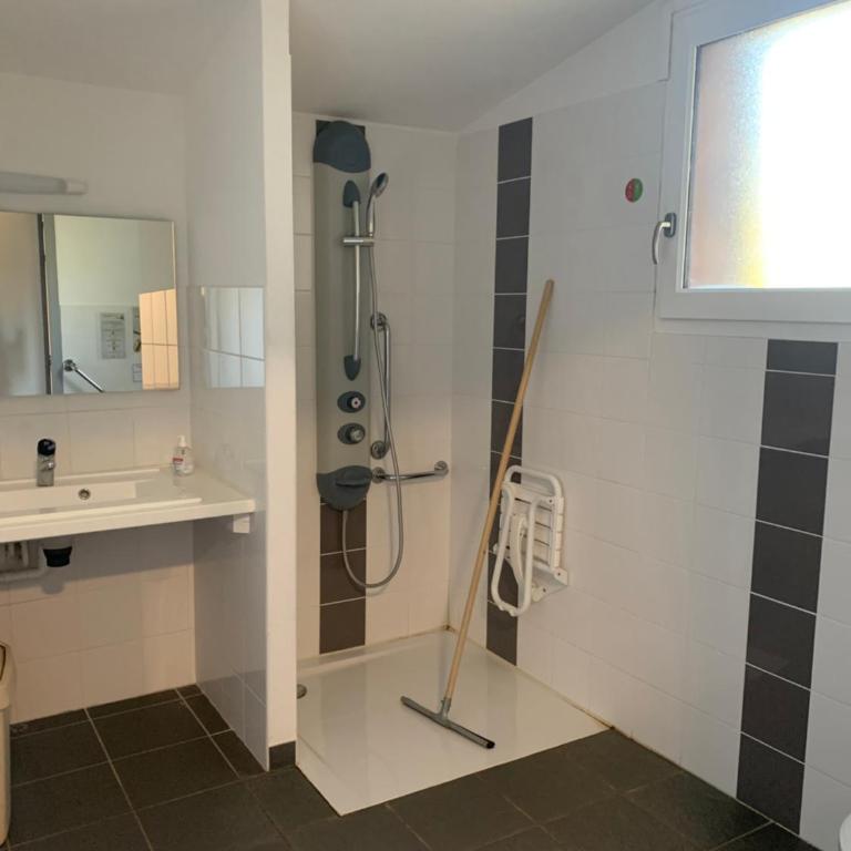 Auberge de jeunesse HI Millau La Maladrerie - Chambre Familiale avec Salle de Bains - 4