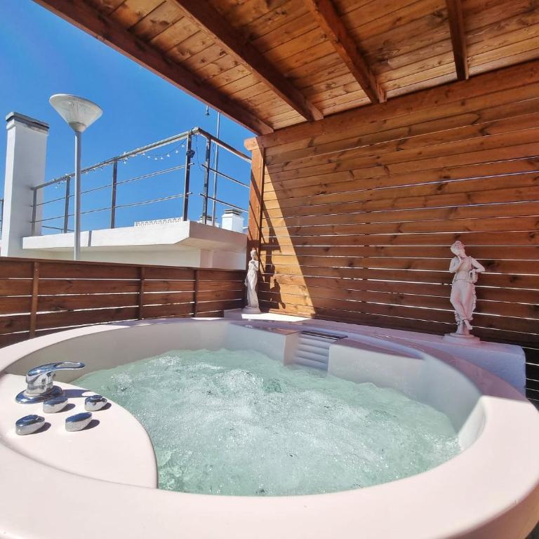 Penthouse with private pool, hot tub jacuzzi with sea views and chill-out zone, close to the sea - Three-Bedroom Apartment - 10