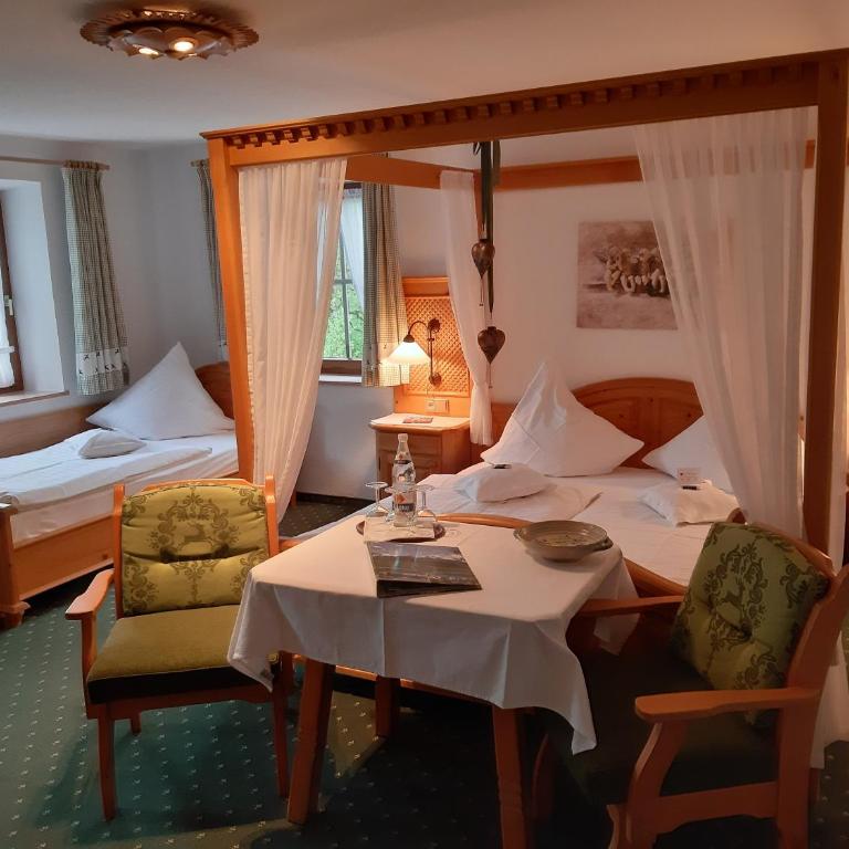 Landhaus Degen - Dreibettzimmer mit Bergblick - 2