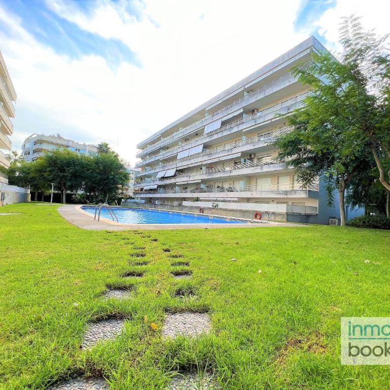 Villa Elvira Salou , con piscina y aparcamiento gratis - Three-Bedroom Apartment - 1
