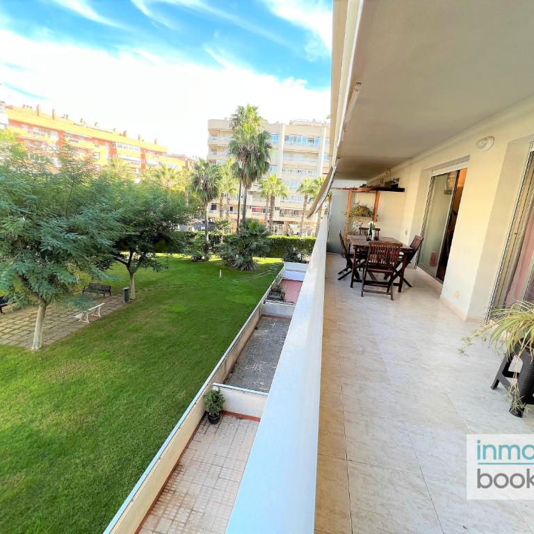 Villa Elvira Salou , con piscina y aparcamiento gratis - Three-Bedroom Apartment - 2
