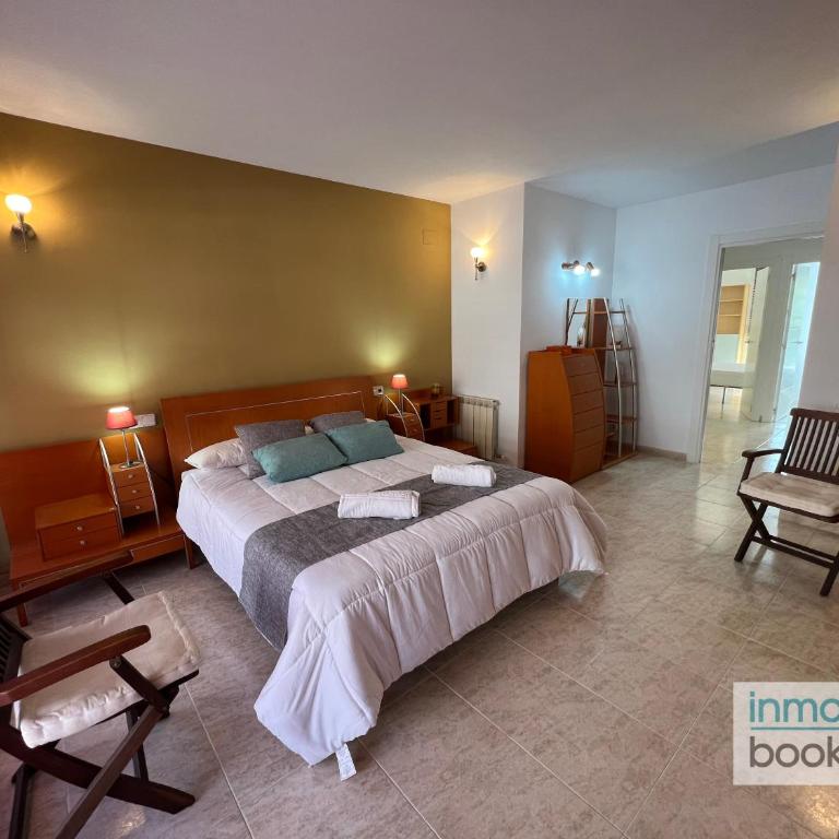Villa Elvira Salou , con piscina y aparcamiento gratis - Three-Bedroom Apartment - 4