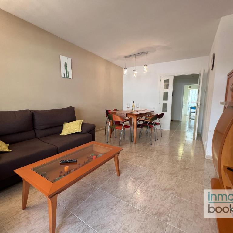 Villa Elvira Salou , con piscina y aparcamiento gratis - Three-Bedroom Apartment - 34