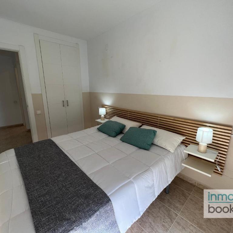 Villa Elvira Salou , con piscina y aparcamiento gratis - Three-Bedroom Apartment - 45