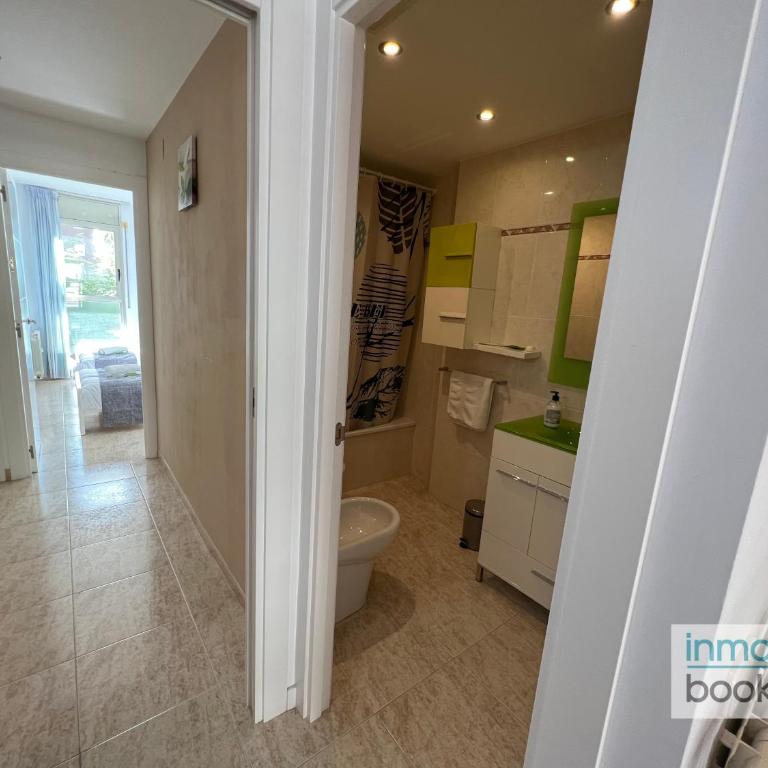 Villa Elvira Salou , con piscina y aparcamiento gratis - Three-Bedroom Apartment - 46