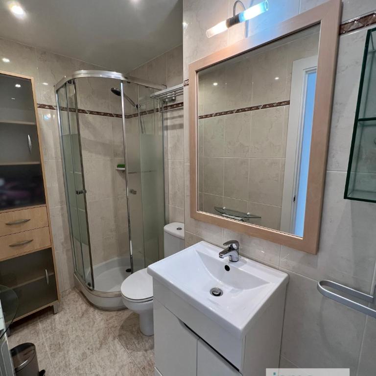 Villa Elvira Salou , con piscina y aparcamiento gratis - Three-Bedroom Apartment - 53
