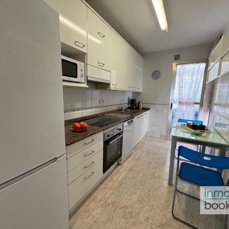 Villa Elvira Salou , con piscina y aparcamiento gratis - Three-Bedroom Apartment - 54