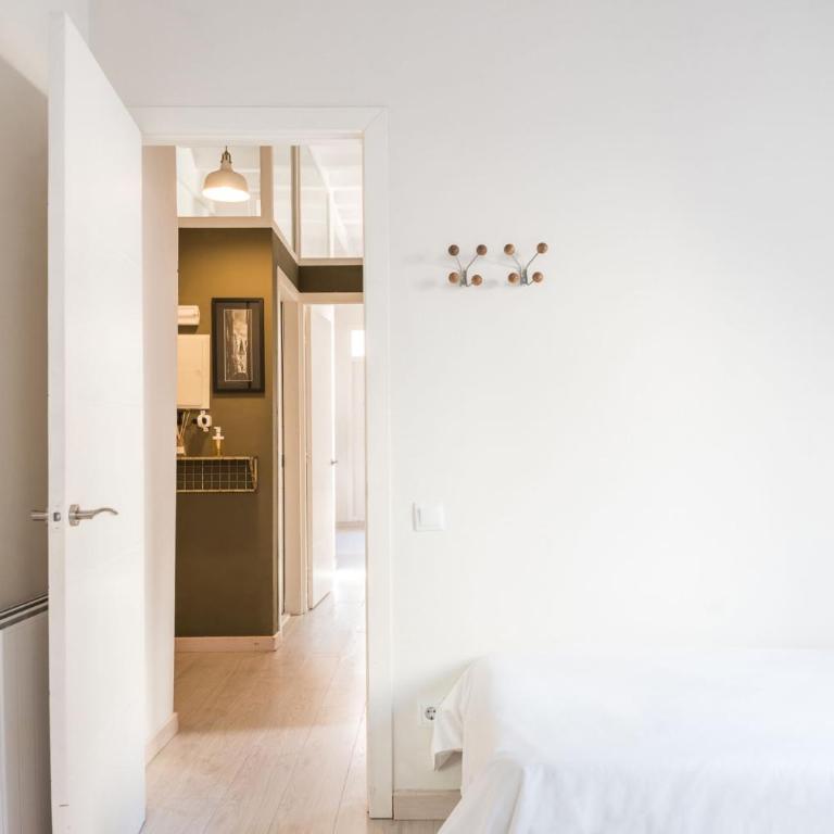 Cozy Apartment with Terrace in Gracia, Barcelona Local Life - Two-Bedroom Apartment - 15