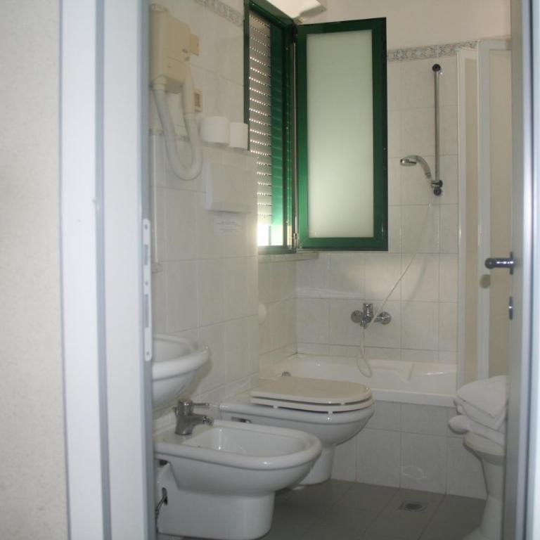 Hotel Saint Tropez - Quadruple Room - 12