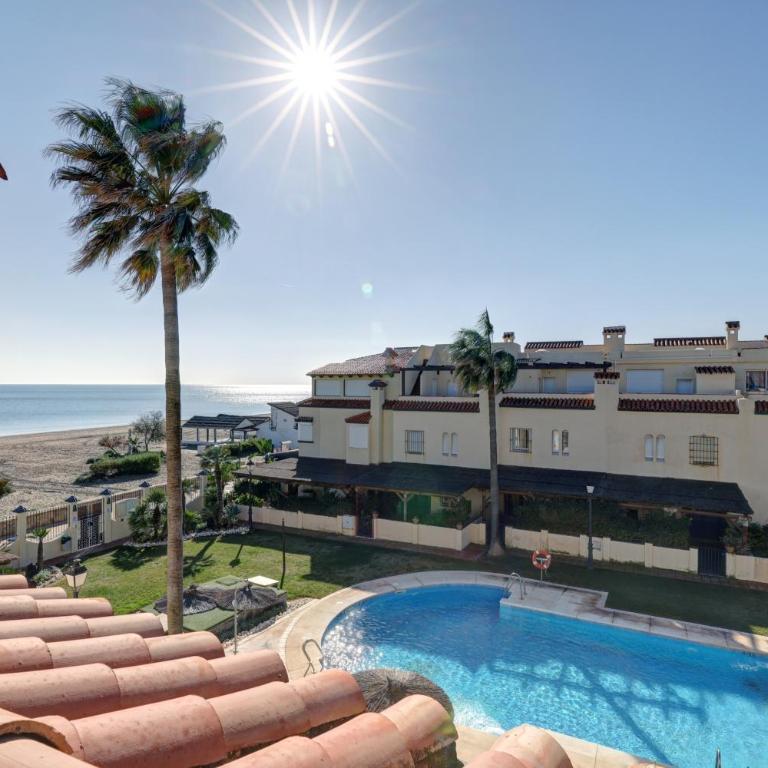 Luxury modern beachfront 3 bed gated community townhouse with pool, sun terrace, sea views close to all amenities - Casa de 3 dormitorios - 1