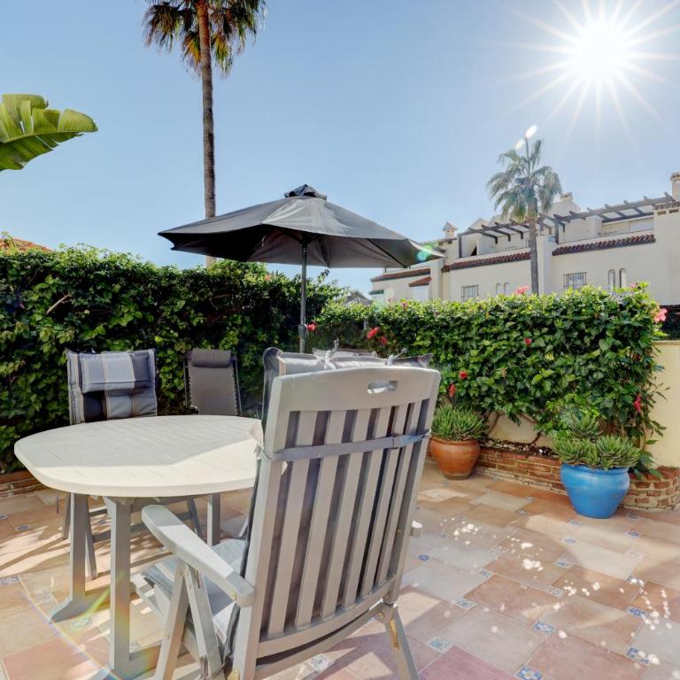 Luxury modern beachfront 3 bed gated community townhouse with pool, sun terrace, sea views close to all amenities - Casa de 3 dormitorios - 12