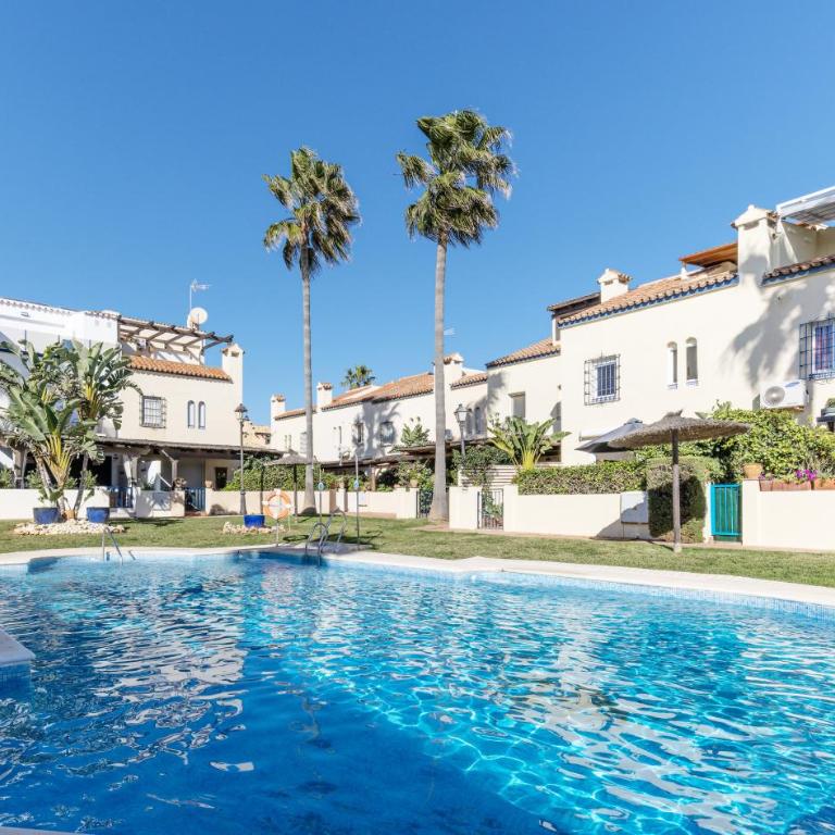 Luxury modern beachfront 3 bed gated community townhouse with pool, sun terrace, sea views close to all amenities - Casa de 3 dormitorios - 4