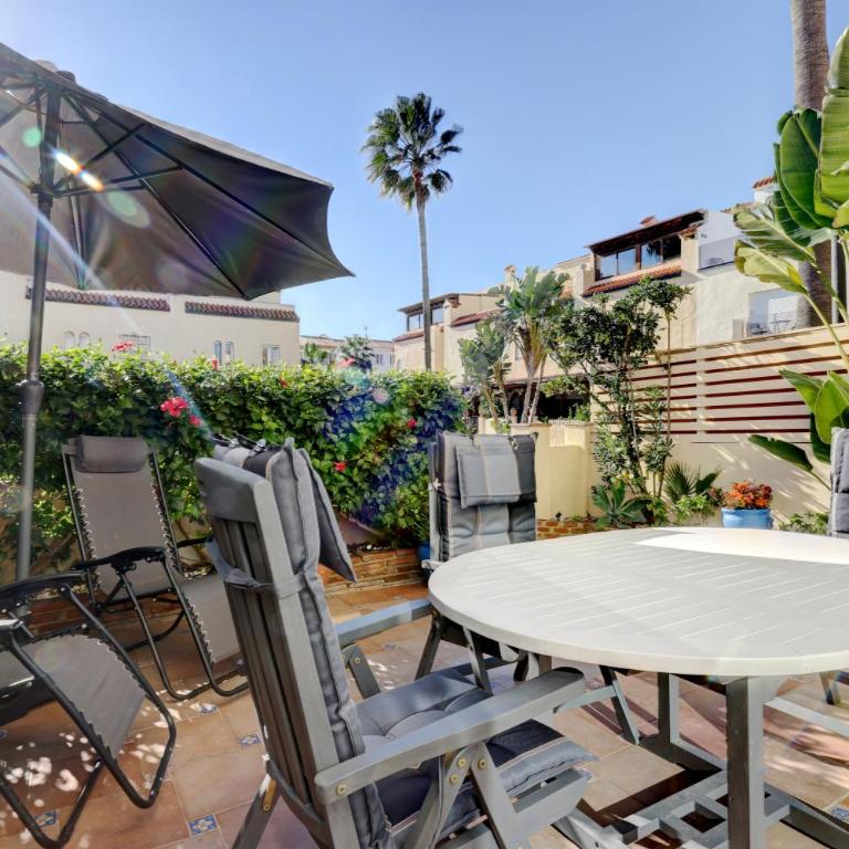 Luxury modern beachfront 3 bed gated community townhouse with pool, sun terrace, sea views close to all amenities - Casa de 3 dormitorios - 20