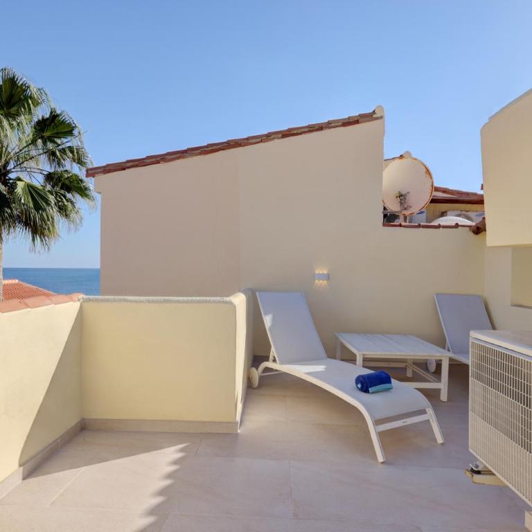 Luxury modern beachfront 3 bed gated community townhouse with pool, sun terrace, sea views close to all amenities - Casa de 3 dormitorios - 24