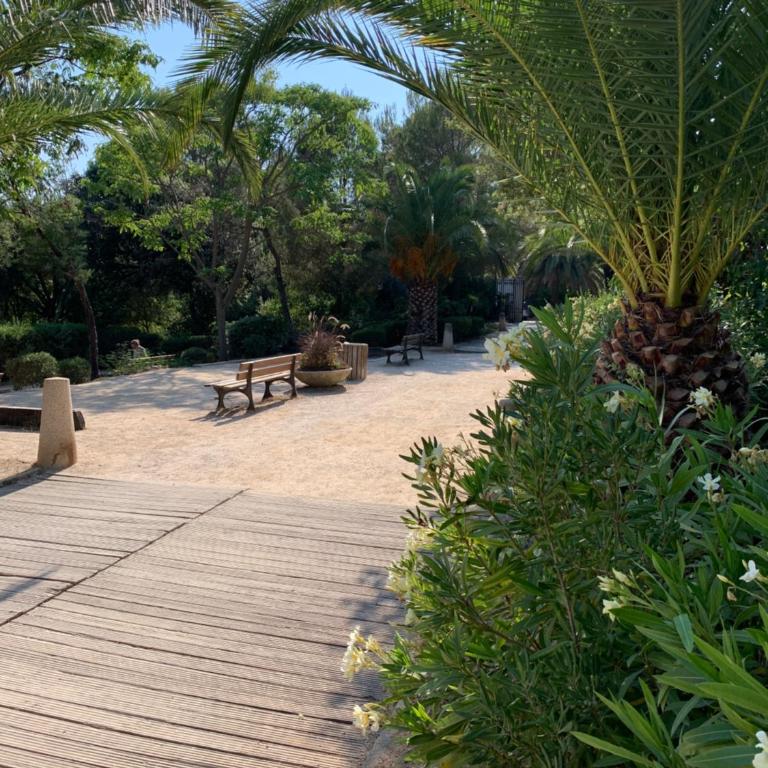 Studio 3 pers climatisé rénové, au calme, idéalement situé proche St Raphael-St Tropez, plage et commerces à pieds - Studio - 37