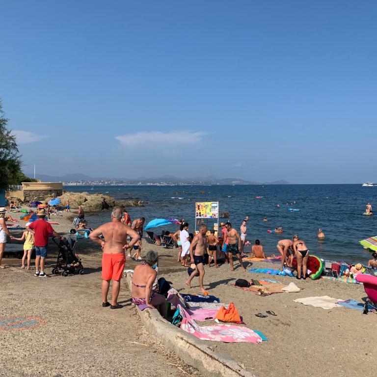 Studio 3 pers climatisé rénové, au calme, idéalement situé proche St Raphael-St Tropez, plage et commerces à pieds - Studio - 32