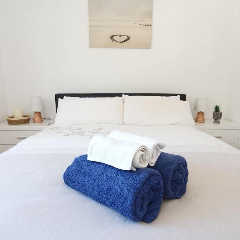 5 Bedroom Villa with HEATED Pool with breath-taking Sea Views, Walking distances to Shops Restaurants Beach - Villa - 12
