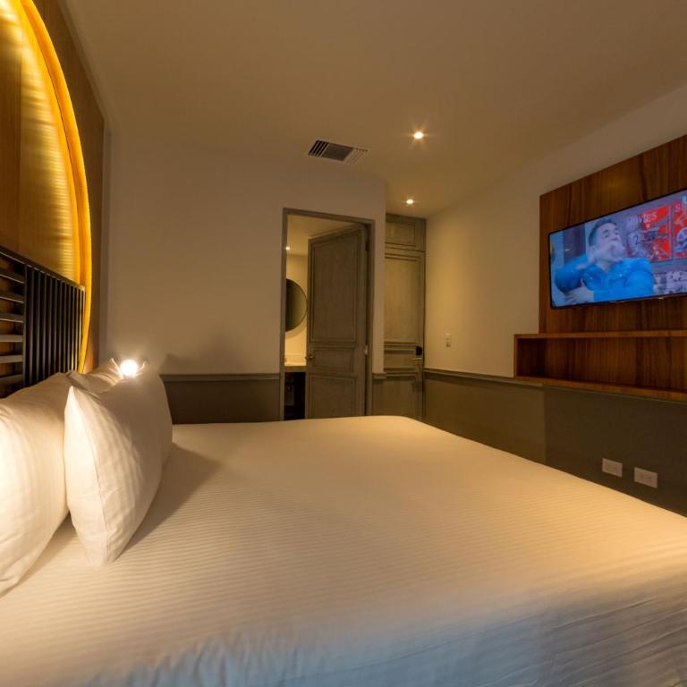 Singular Joy Vacation Rentals - Deluxe Apartment - 13