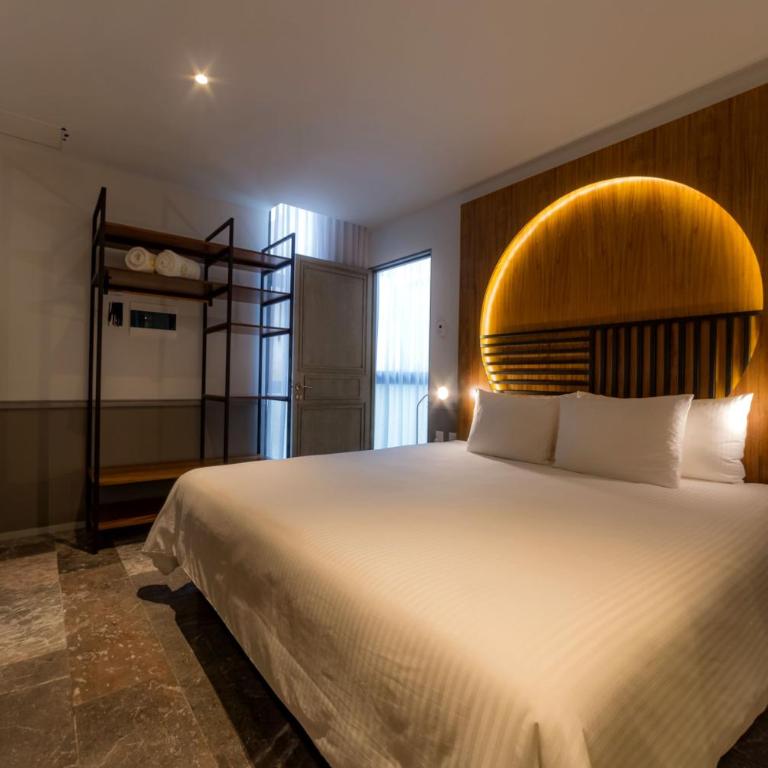 Singular Joy Vacation Rentals - One-Bedroom Suite - 13