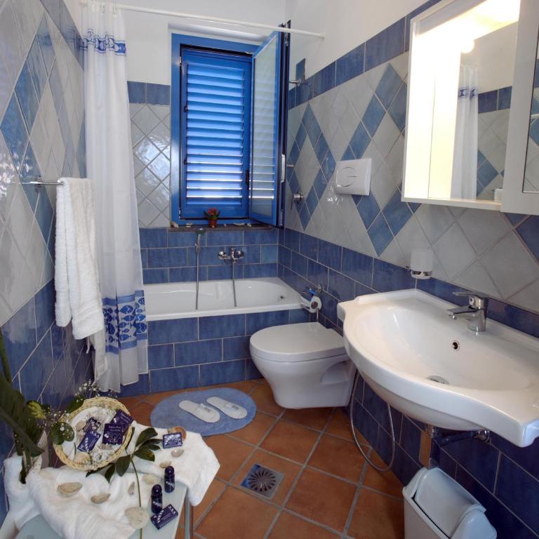 Donna Carmela - Da Rosa - Camera Familiare con Bagno Privato - 4