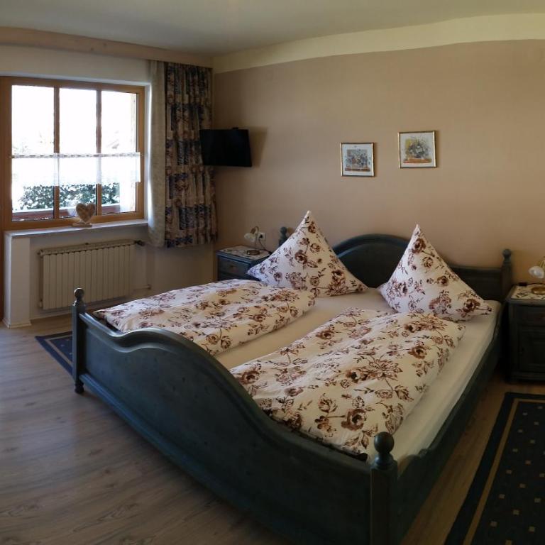 Pension Staufenhof - Doppelzimmer mit Balkon - 2