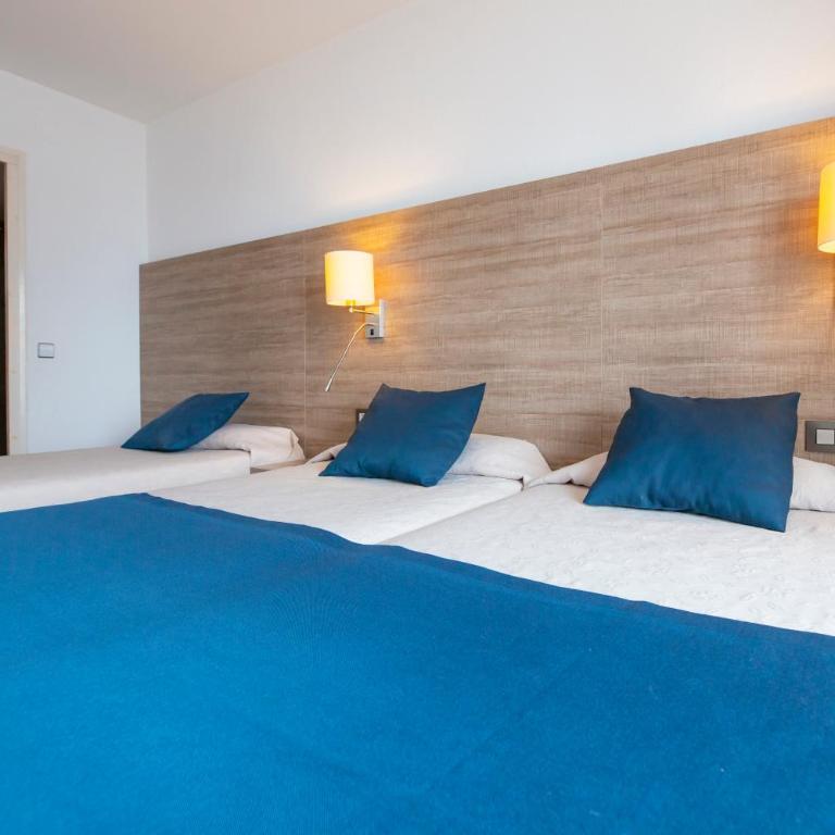 Hotel Risech - Habitación Triple con vistas al mar - 9