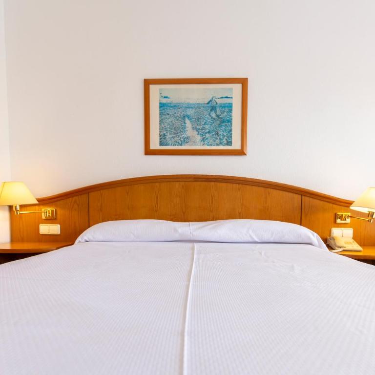 Hotel Ramblamar - Habitación Triple con vistas parciales al mar - 4