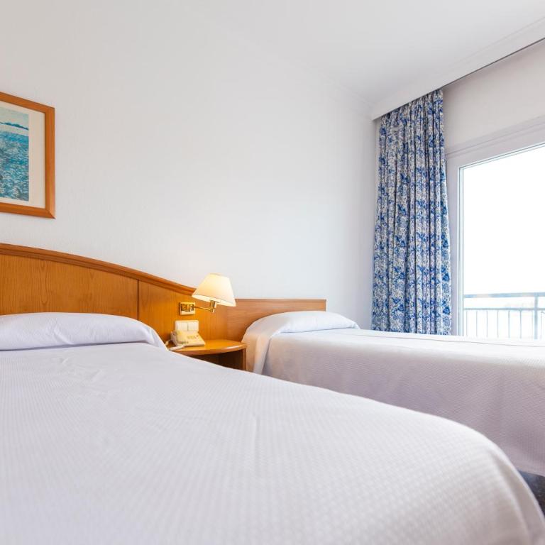 Hotel Ramblamar - Habitación Triple con vistas parciales al mar - 6