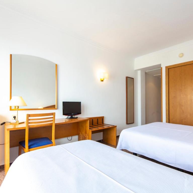 Hotel Ramblamar - Habitación Triple con vistas parciales al mar - 8