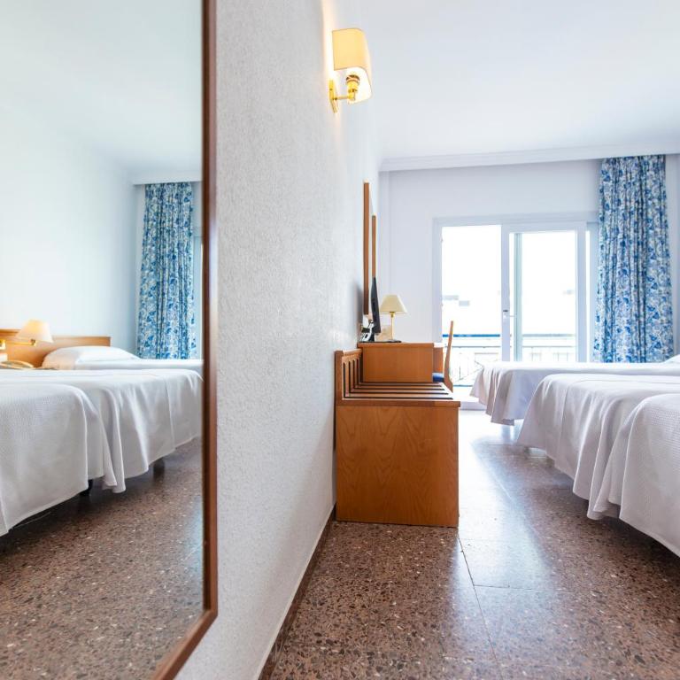 Hotel Ramblamar - Habitación Triple con vistas parciales al mar - 13