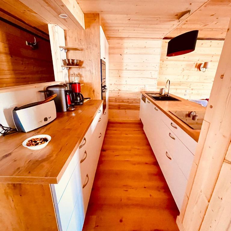 Chalet Alpe d'Huez 1850-Sea and Mountain Pleasure Avec 2 appartements- 1 Appartement 3 Chambres 8 Couchages - 3 Salles d'eau et 1 Appartement 5 Chambres 12 Couchages 5 Salles d'eau - Jacuzzi et Sauna -Pieds des Pistes et Centre - Appartement avec Balcon - 44