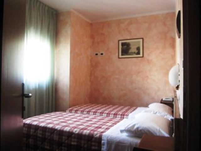 Hotel Rosa Serenella - Camera Economy Doppia con Letti Singoli - 5