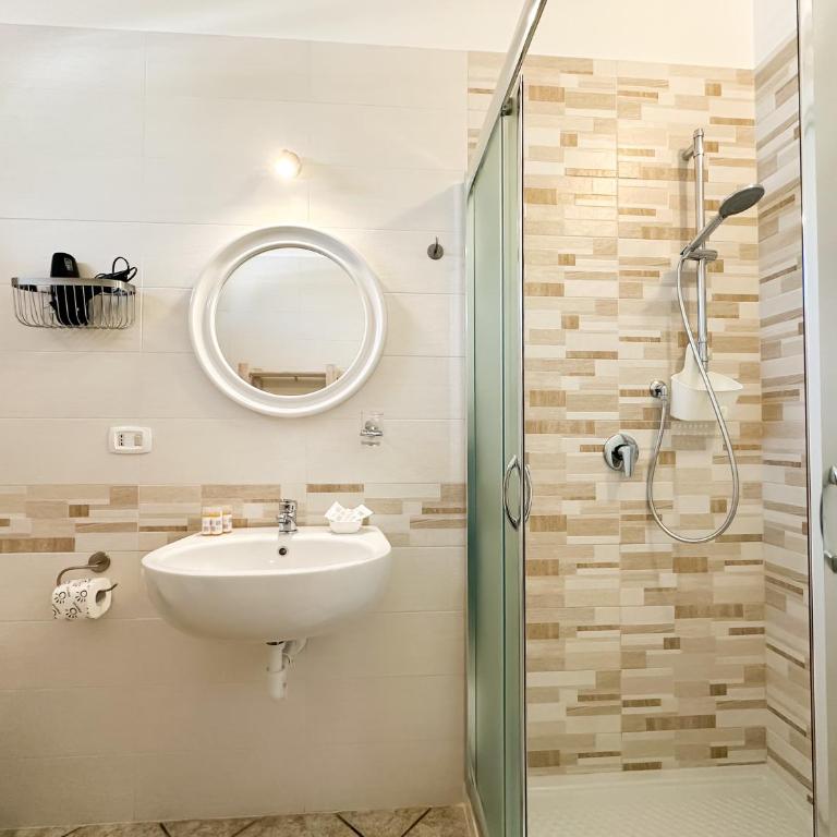 B&B Il Leccio - Double Luxury Room with Pool View - 6