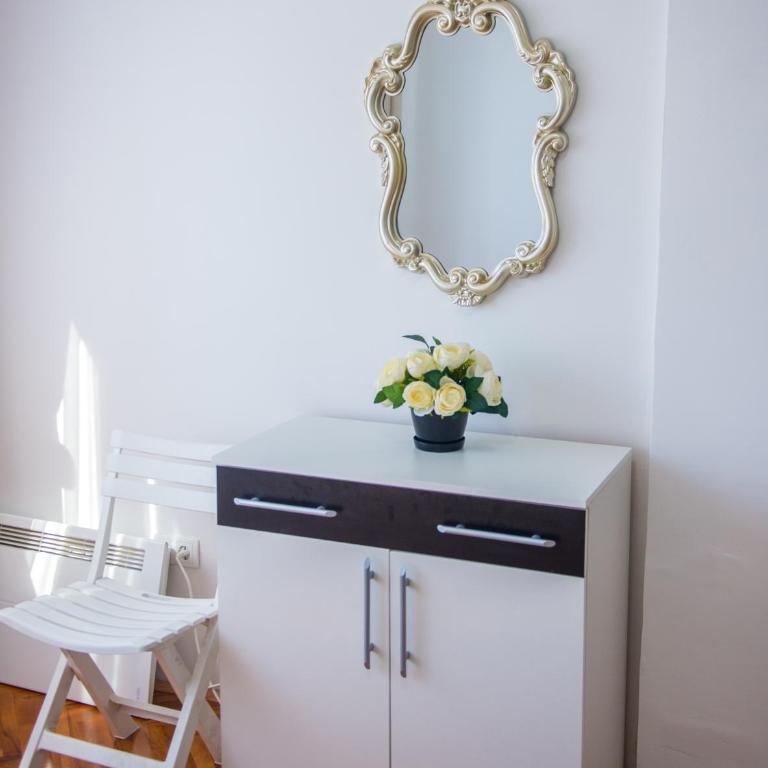 Elegant Avenue Escape - One-Bedroom Apartment - 30