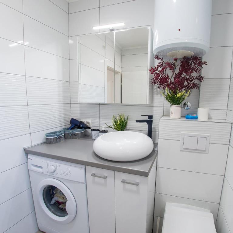 Elegant Avenue Escape - One-Bedroom Apartment - 13