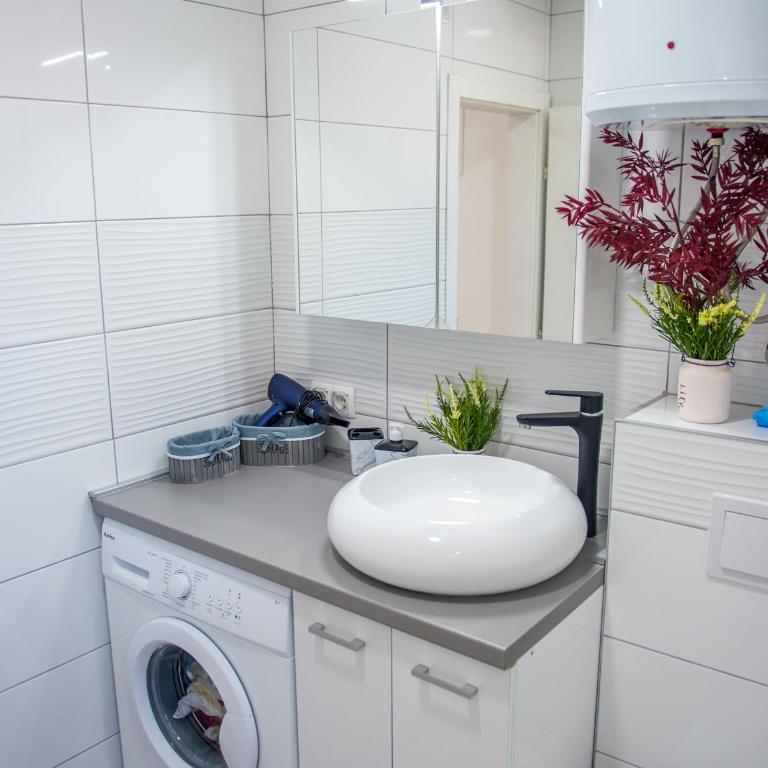 Elegant Avenue Escape - One-Bedroom Apartment - 24