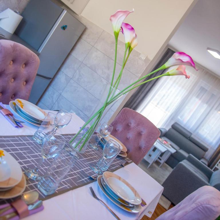 Elegant Avenue Escape - One-Bedroom Apartment - 28