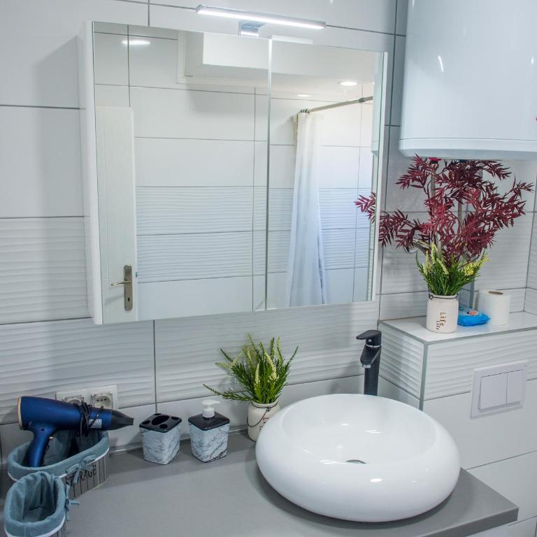 Elegant Avenue Escape - One-Bedroom Apartment - 33