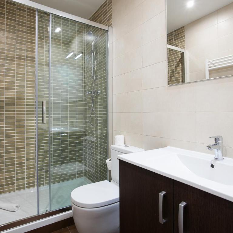 BBarcelona Sagrada Familia Flats - Three-Bedroom Apartment with Balcony - 3,2 - 1