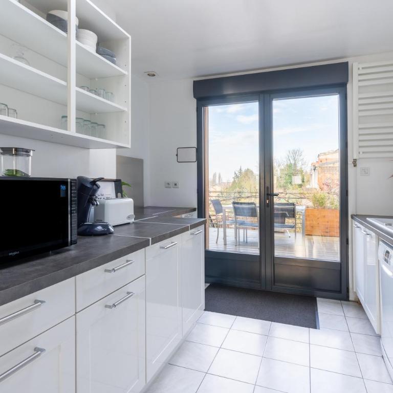 Maison Famille-Confort-Terrasse Jardin-Vue Cathédrale - Three-Bedroom House - 11