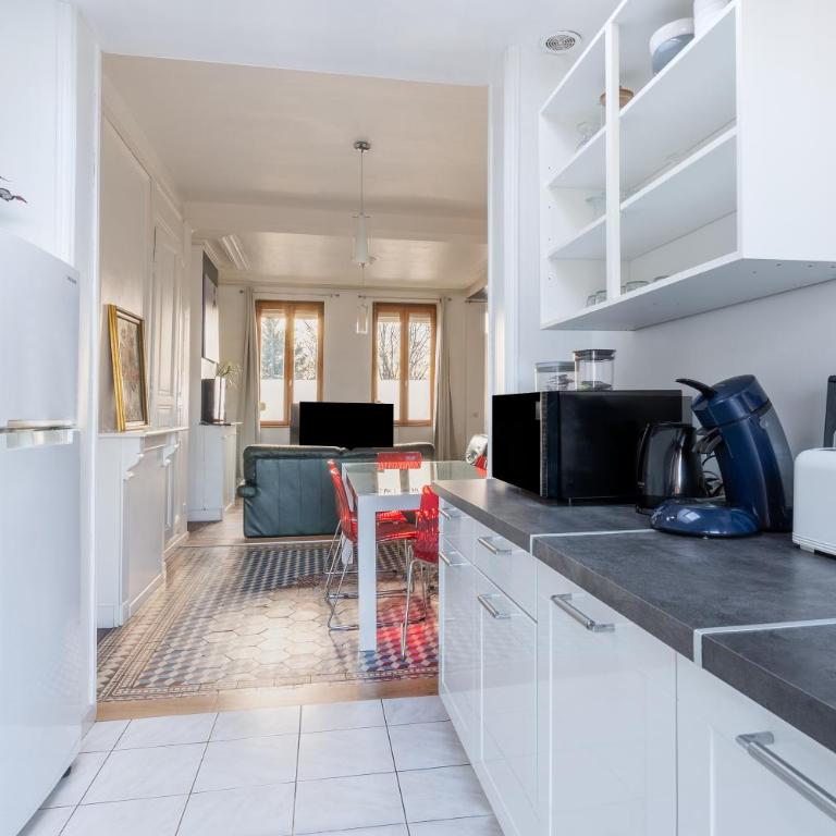 Maison Famille-Confort-Terrasse Jardin-Vue Cathédrale - Three-Bedroom House - 10