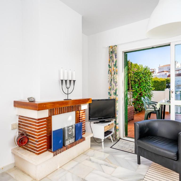 Miramar sunny patio in Fuengirola by Costarentals - Ref 79 - Two-Bedroom Apartment - 8