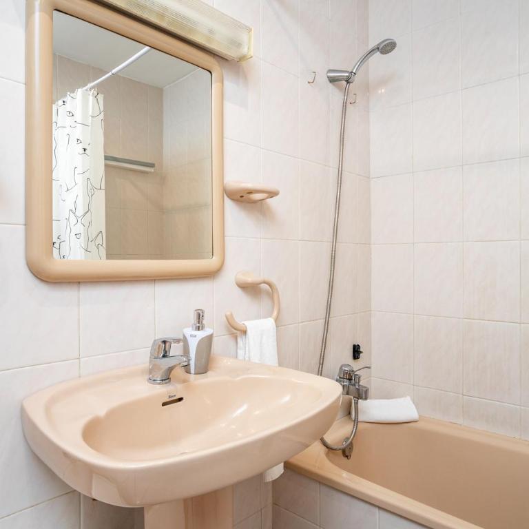 Miramar sunny patio in Fuengirola by Costarentals - Ref 79 - Two-Bedroom Apartment - 17