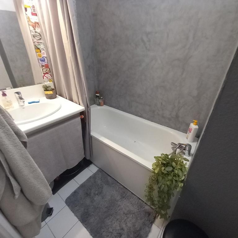 Chambre d'hôte - vue mer au mont Saint-Clair - Chambre Double avec Salle de Bains Privative - 5