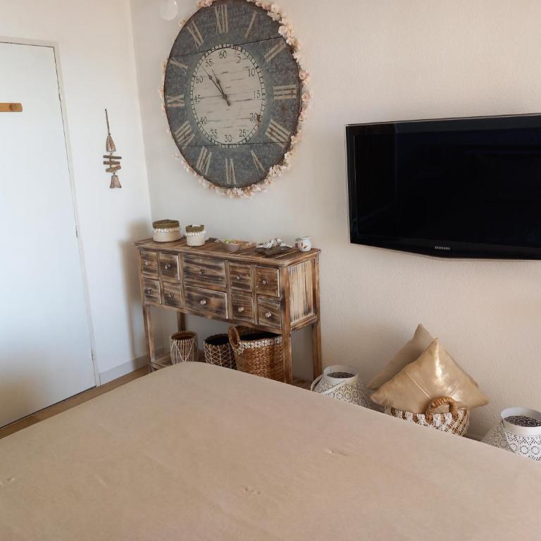 Chambre d'hôte - vue mer au mont Saint-Clair - Chambre Double avec Salle de Bains Privative - 2