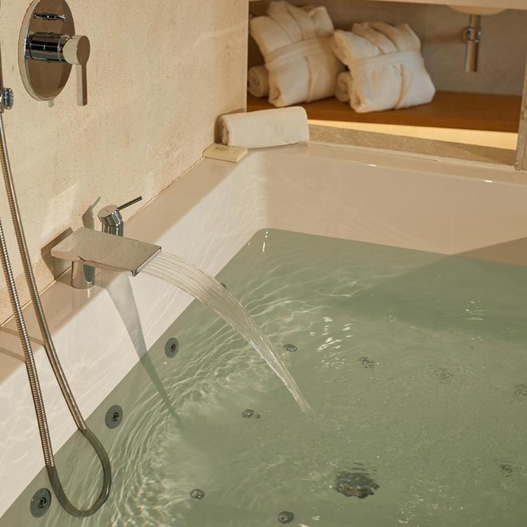 Nakar Hotel - Suite con bañera - 3