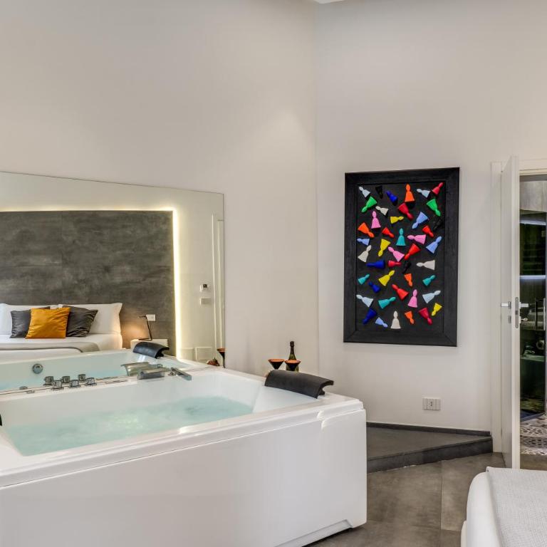 Gallery Suite Naples - Queen Suite with Spa Bath - 1